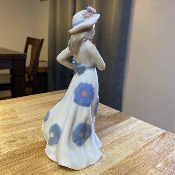 Mallorca Porcelain Figurine - Young Lady Holding Bouquet of Flowers - Picture 5 of 16